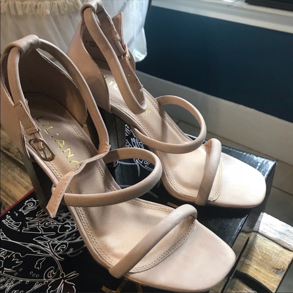NWOT Nude ankle strap heel